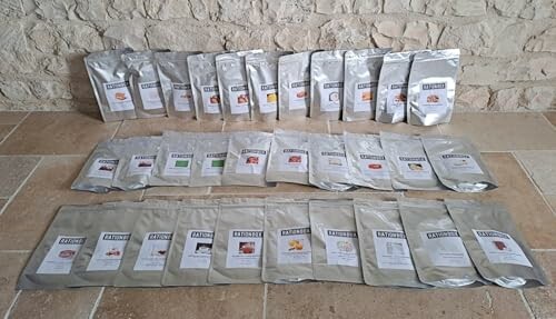 Paquets d'épices variés alignés sur le sol.