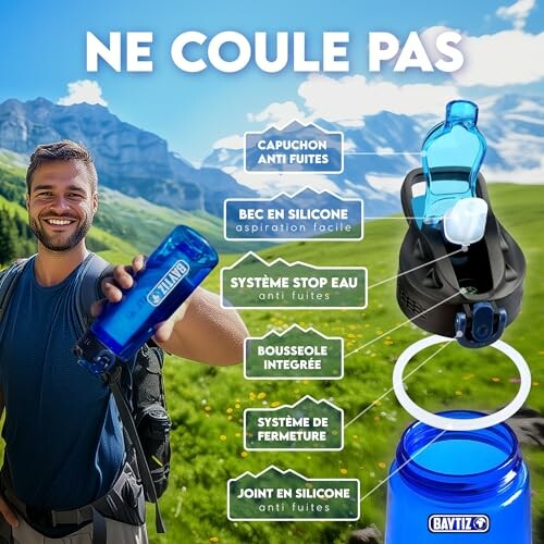 Homme avec bouteille d'eau bleue en montagne