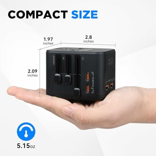 Adaptateur de voyage compact dans une main.