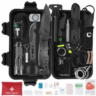Kit de survie d'urgence avec outils et fournitures variées.