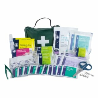 Trousse de premiers secours avec divers articles médicaux.