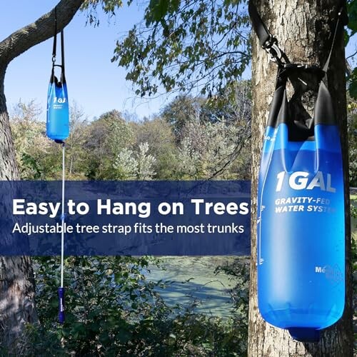 Système d'eau par gravité suspendu à un arbre.