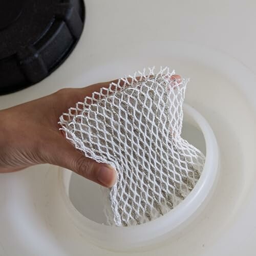 Main tenant un matériau en filet.