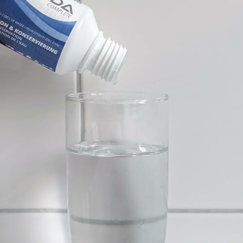 Liquide versé dans un verre.