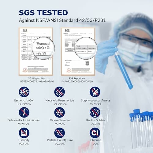 Technicien de laboratoire testant l'efficacité de filtration de l'eau avec des rapports SGS.