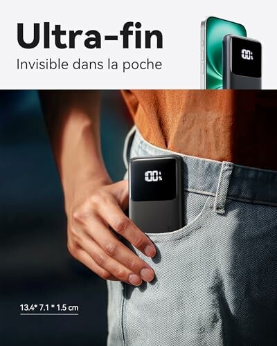 Une personne met un chargeur portable ultra-fin dans sa poche.